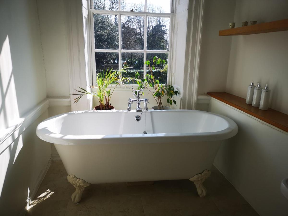 East Pallant Bed And Breakfast, Located In Large Georgian Townhouse In Central Chichester Exterior photo