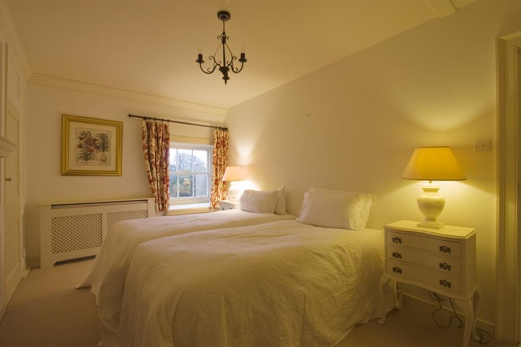 East Pallant Bed And Breakfast, Located In Large Georgian Townhouse In Central Chichester Room photo
