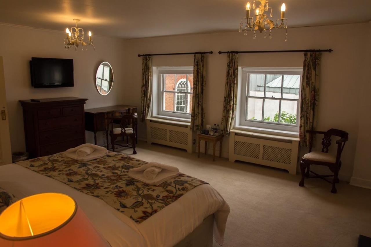 East Pallant Bed And Breakfast, Located In Large Georgian Townhouse In Central Chichester Exterior photo