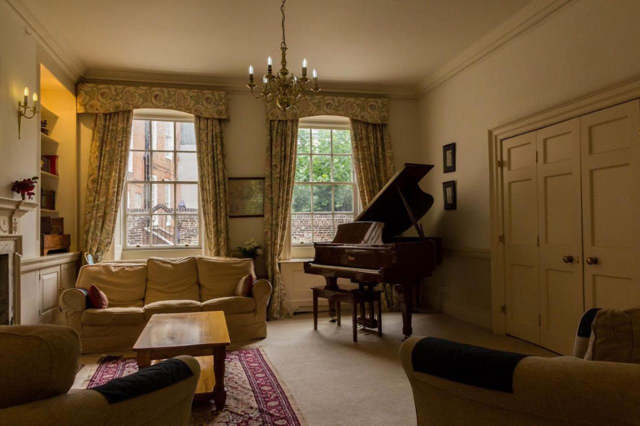 East Pallant Bed And Breakfast, Located In Large Georgian Townhouse In Central Chichester Exterior photo