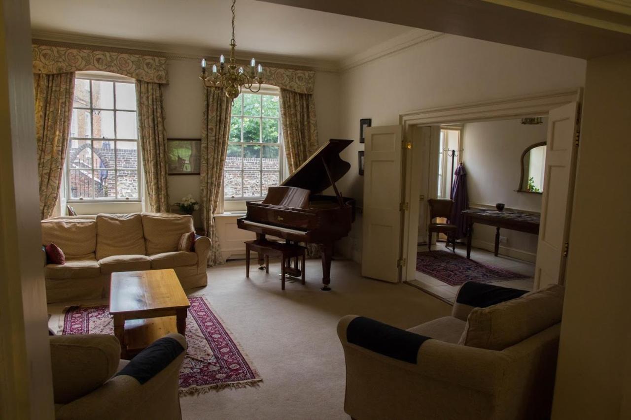 East Pallant Bed And Breakfast, Located In Large Georgian Townhouse In Central Chichester Exterior photo