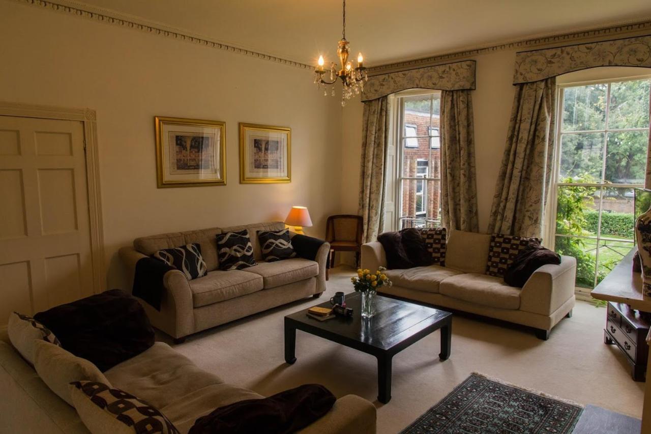 East Pallant Bed And Breakfast, Located In Large Georgian Townhouse In Central Chichester Exterior photo