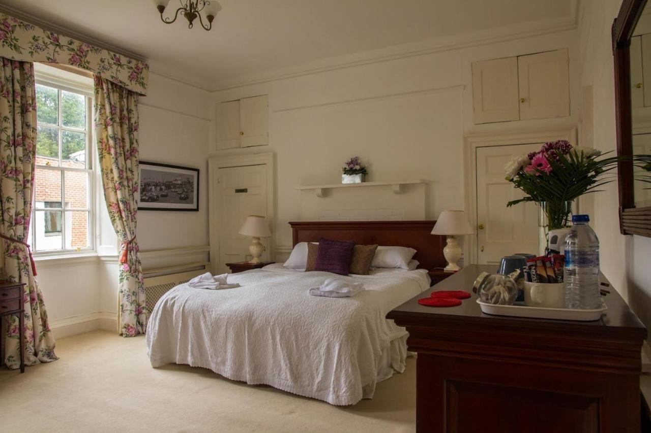 East Pallant Bed And Breakfast, Located In Large Georgian Townhouse In Central Chichester Exterior photo