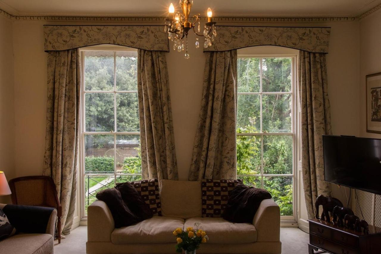 East Pallant Bed And Breakfast, Located In Large Georgian Townhouse In Central Chichester Exterior photo
