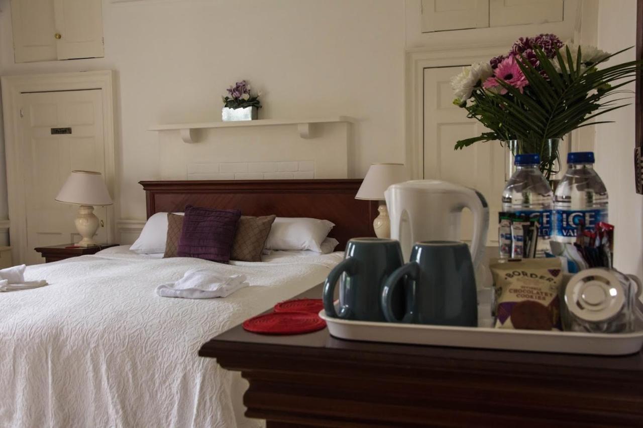 East Pallant Bed And Breakfast, Located In Large Georgian Townhouse In Central Chichester Exterior photo