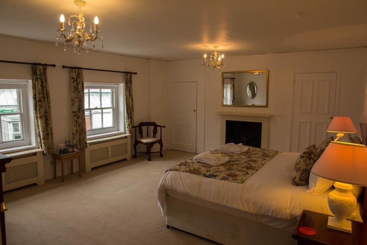East Pallant Bed And Breakfast, Located In Large Georgian Townhouse In Central Chichester Exterior photo