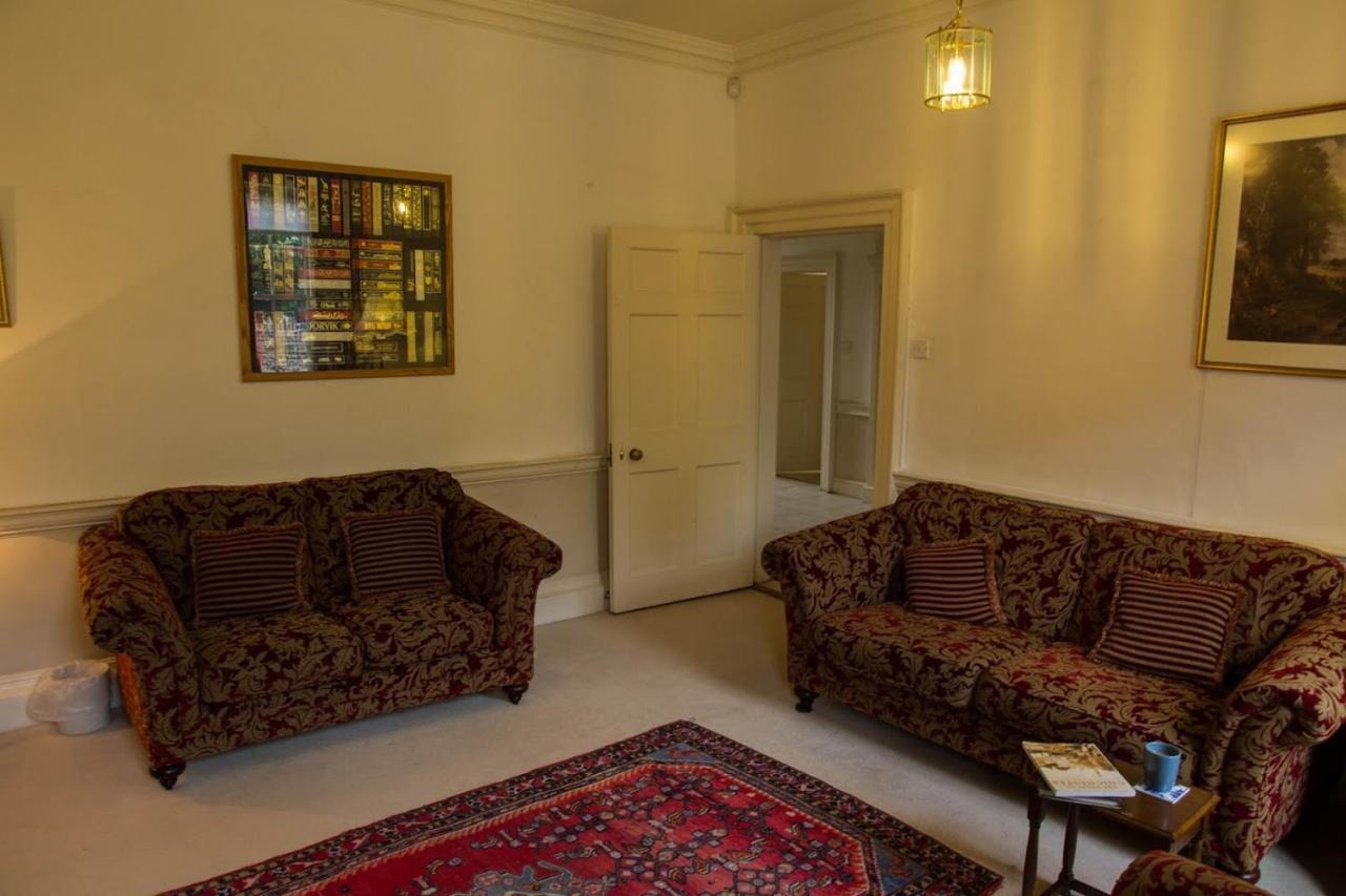 East Pallant Bed And Breakfast, Located In Large Georgian Townhouse In Central Chichester Exterior photo