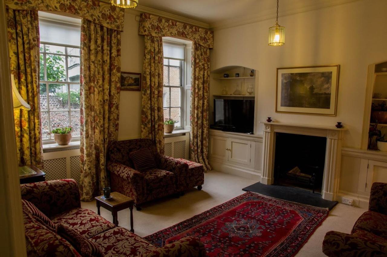 East Pallant Bed And Breakfast, Located In Large Georgian Townhouse In Central Chichester Exterior photo